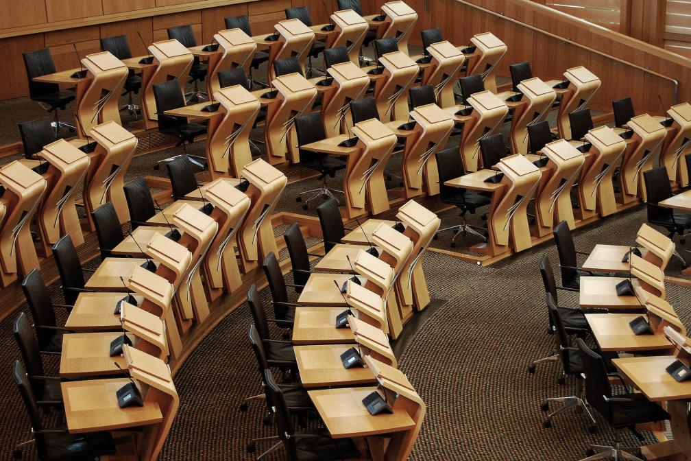 Parlament leer Stühle Tische Stock