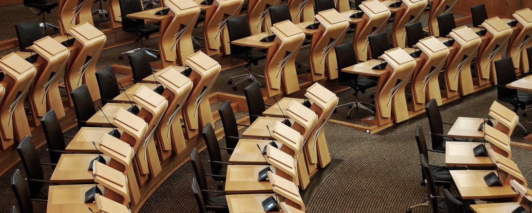 Parlament leer Stühle Tische Stock