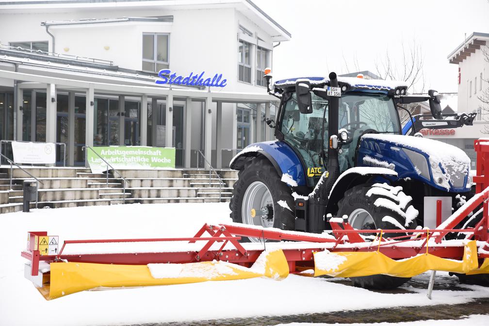 Der Vorplatz der Gernsheimer Stadthalle