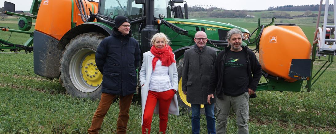 Traktor, davor Personen