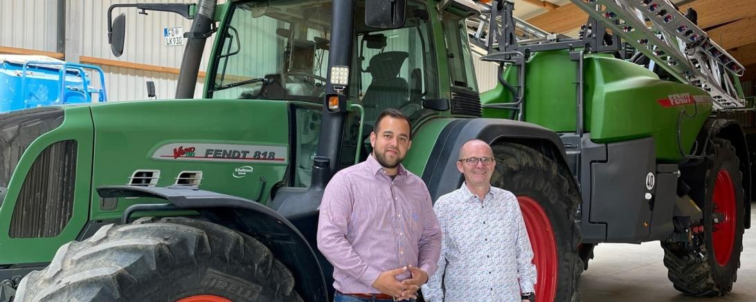 Kersten und Paulus vor Traktor