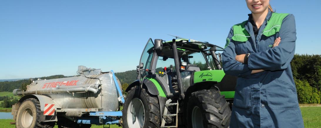 BHH Frau vor Traktor und Güllefass