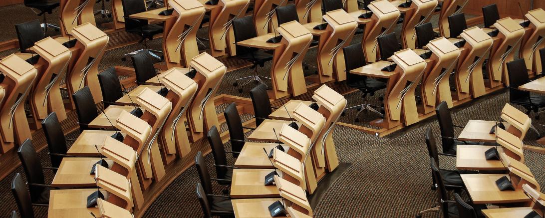 Parlament leer Stühle Tische Stock
