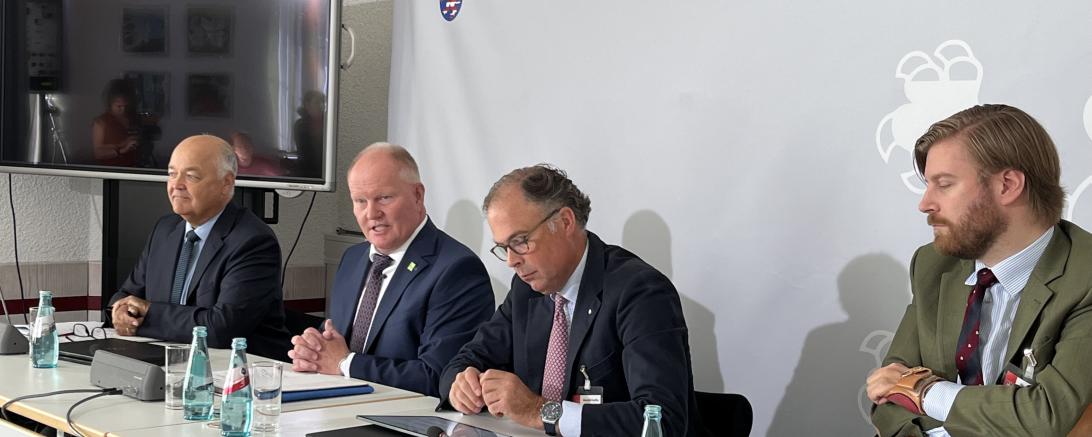 Schmal, Russell, zu Waldeck