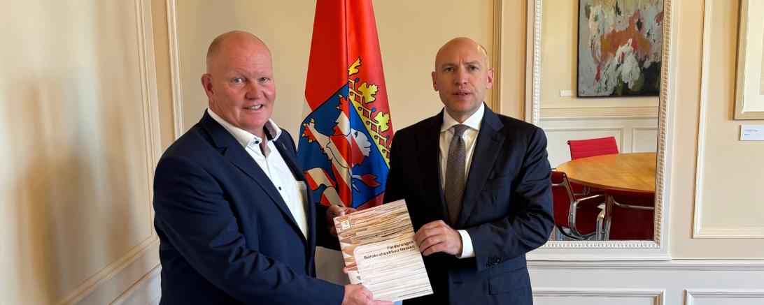Übergabe Forderungspapier 