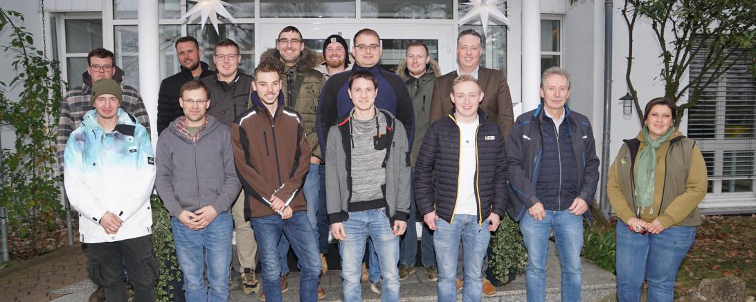 Meisteranwärter vor dem TaunusTagungsHotel