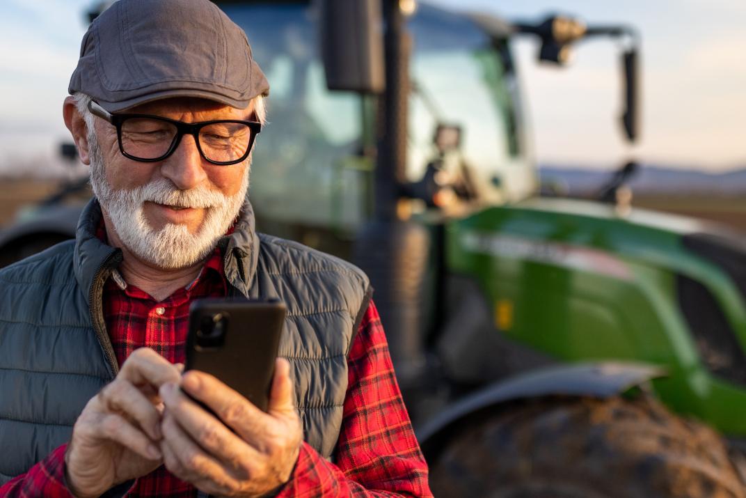 Landwirt mit Handy