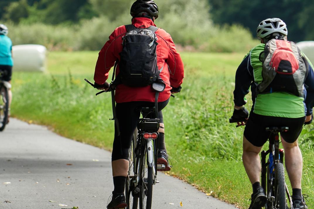 Fahrradweg neben Feld